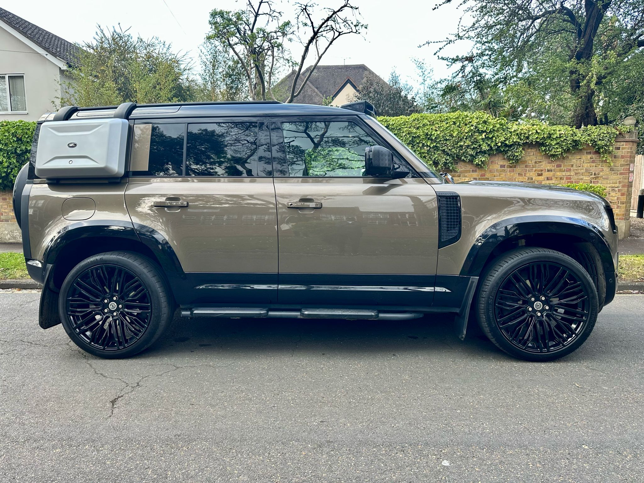 2022 Land Rover Defender 110 X Dynamic SE image 3