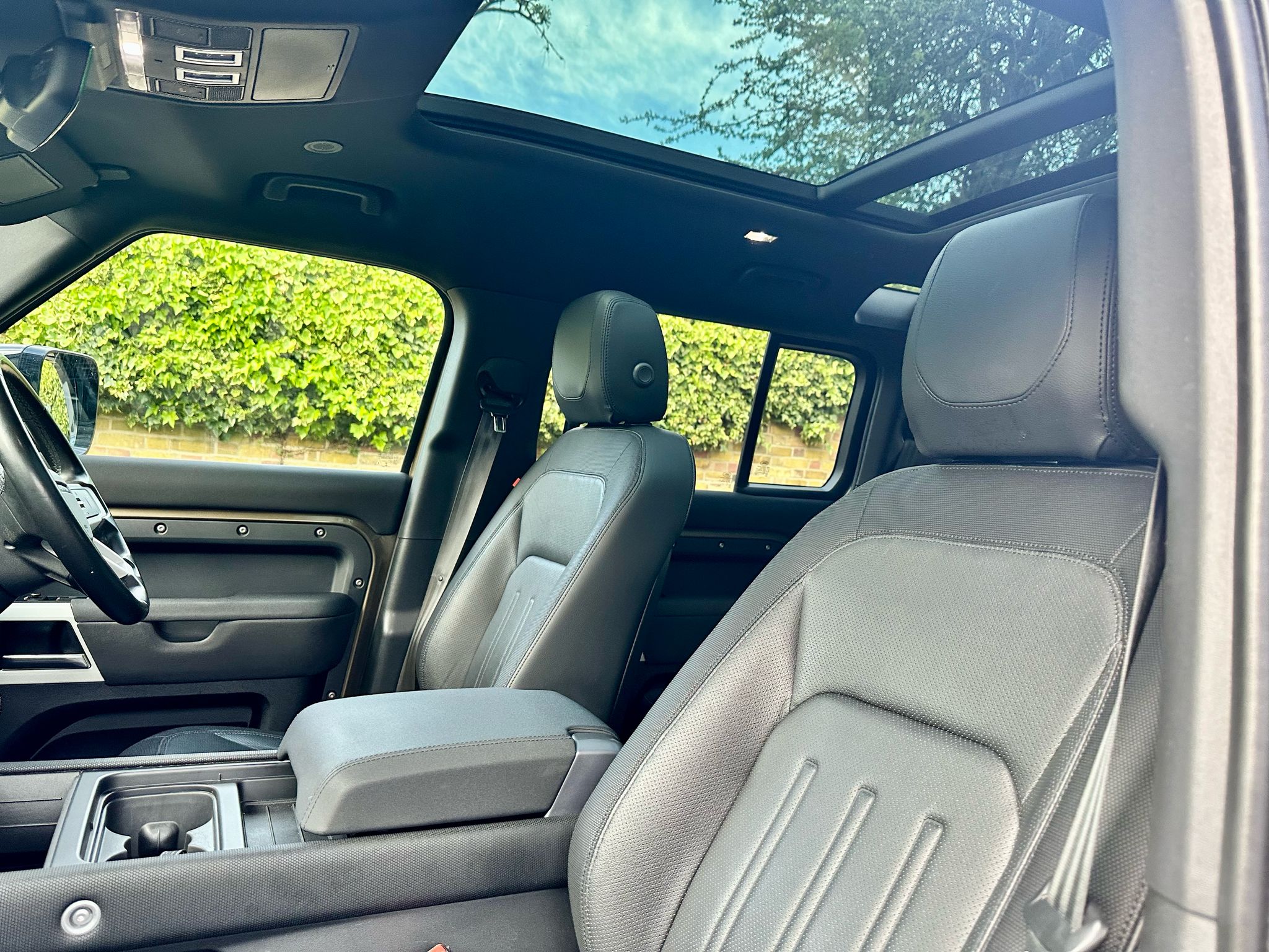 2022 Land Rover Defender 110 X Dynamic SE image 7