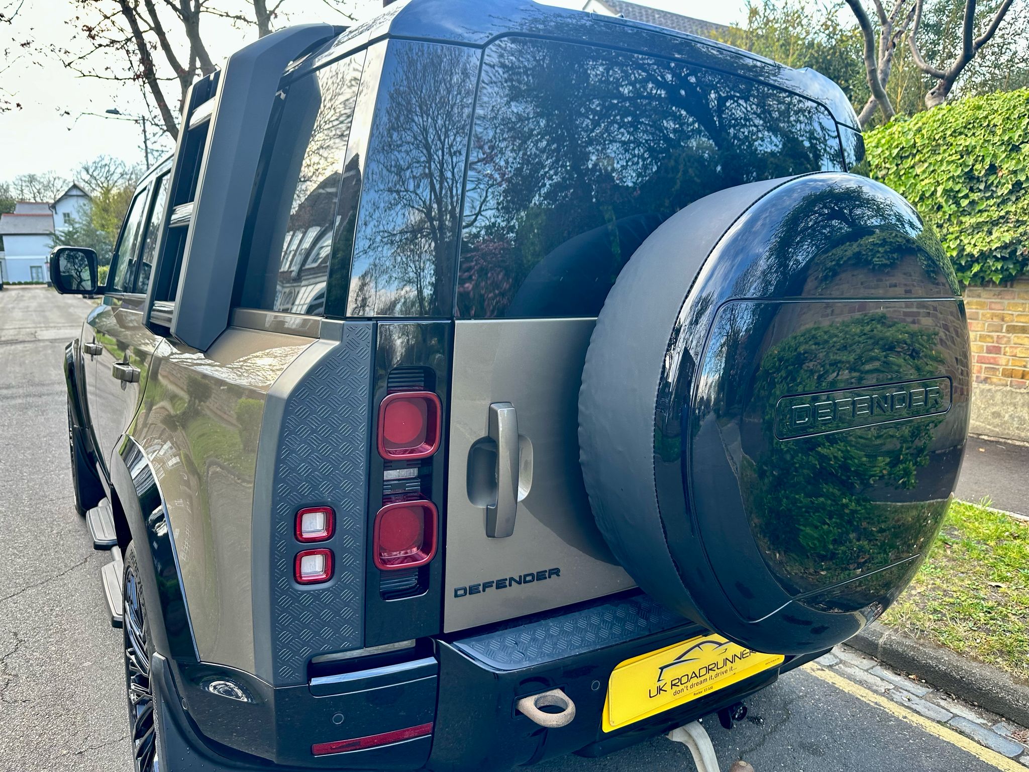 2022 Land Rover Defender 110 X Dynamic SE image 9