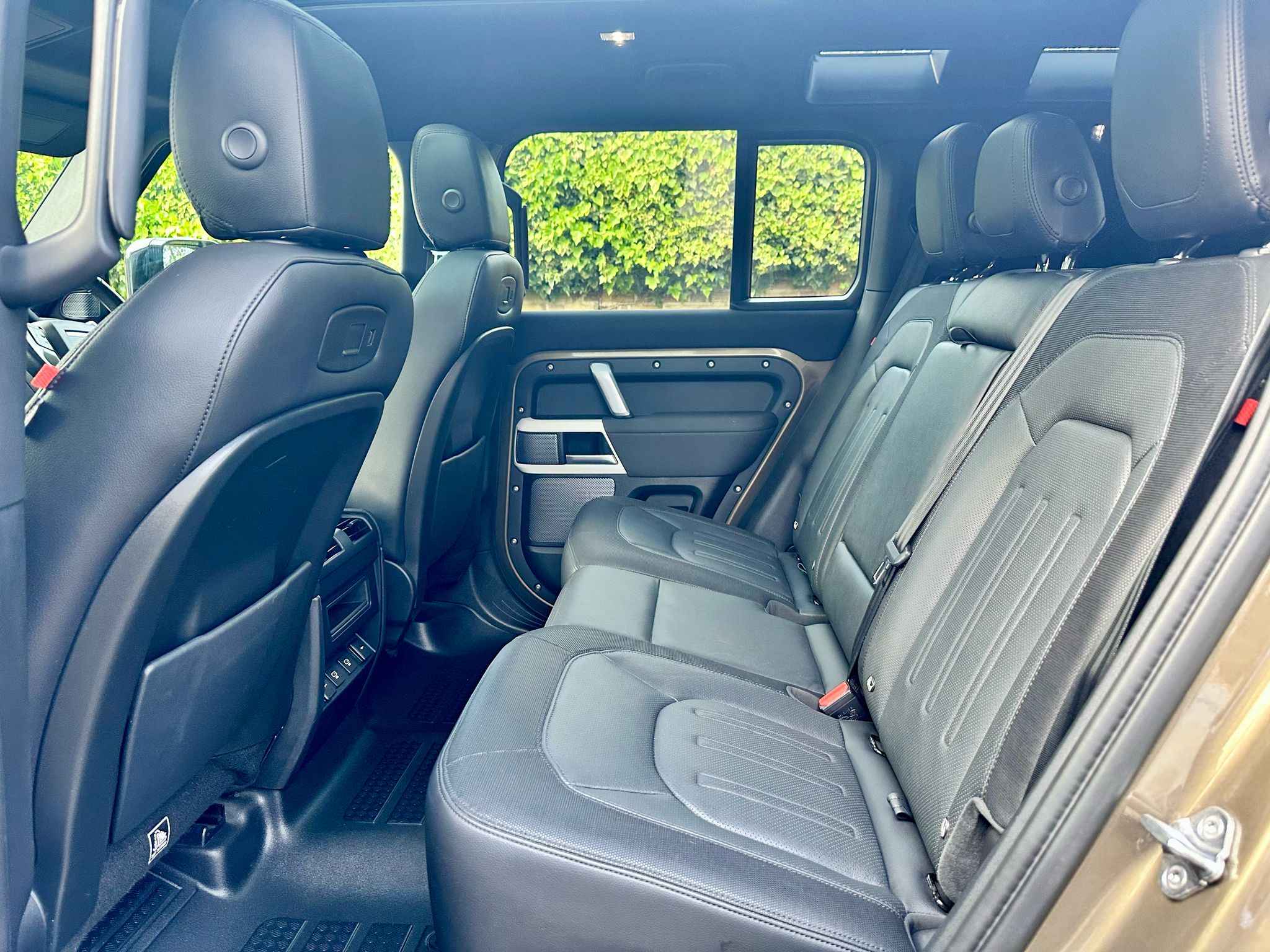 2022 Land Rover Defender 110 X Dynamic SE image 8