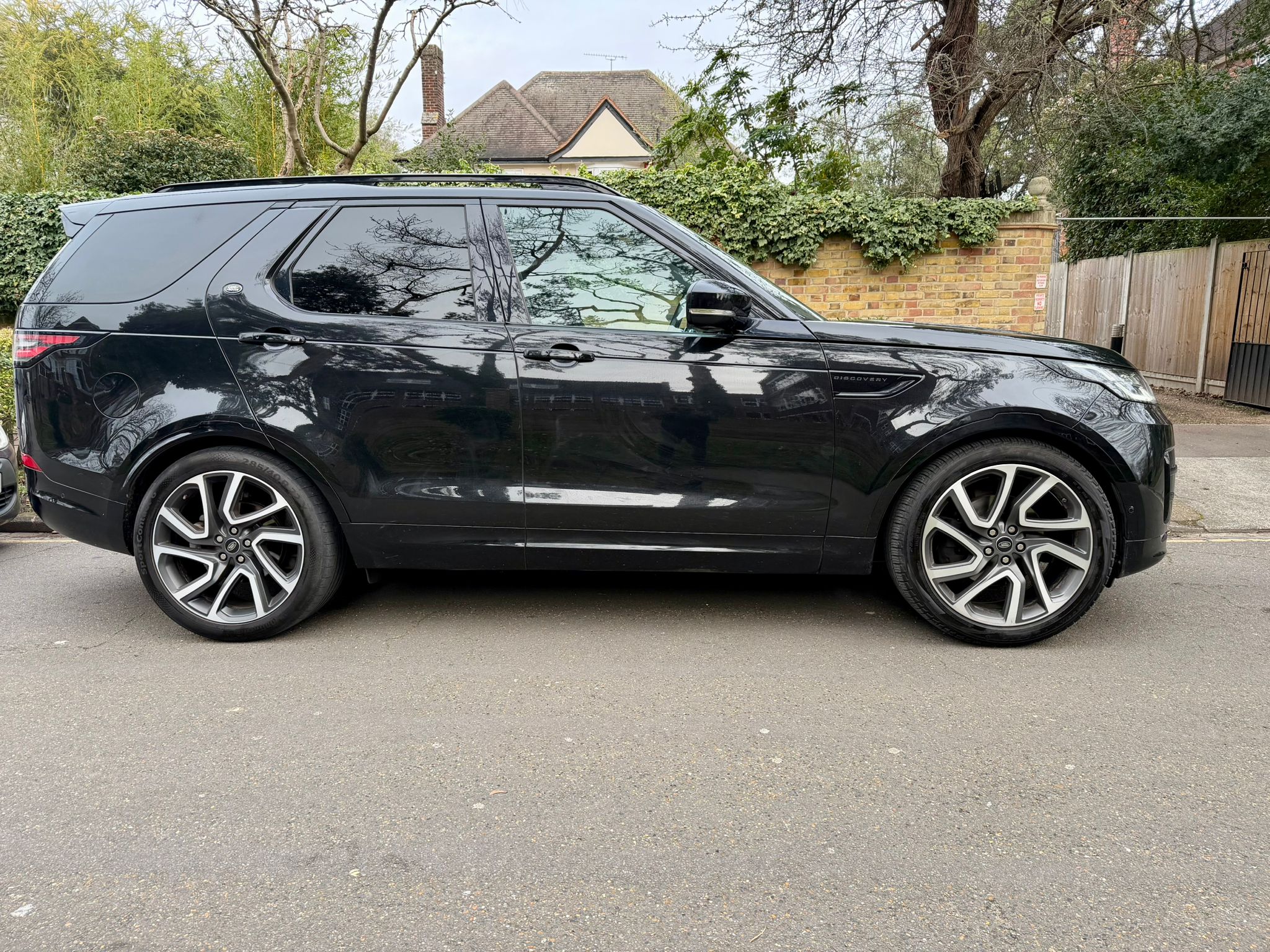 2019 Discovery HSE Luxury image 3