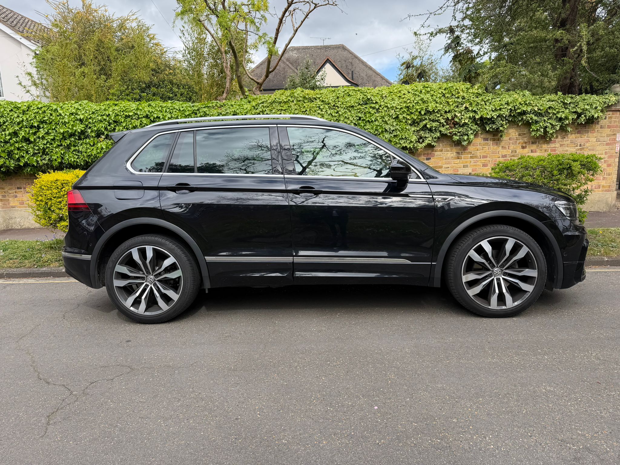 2019 VW Tiguan R-Line TSI  image 4