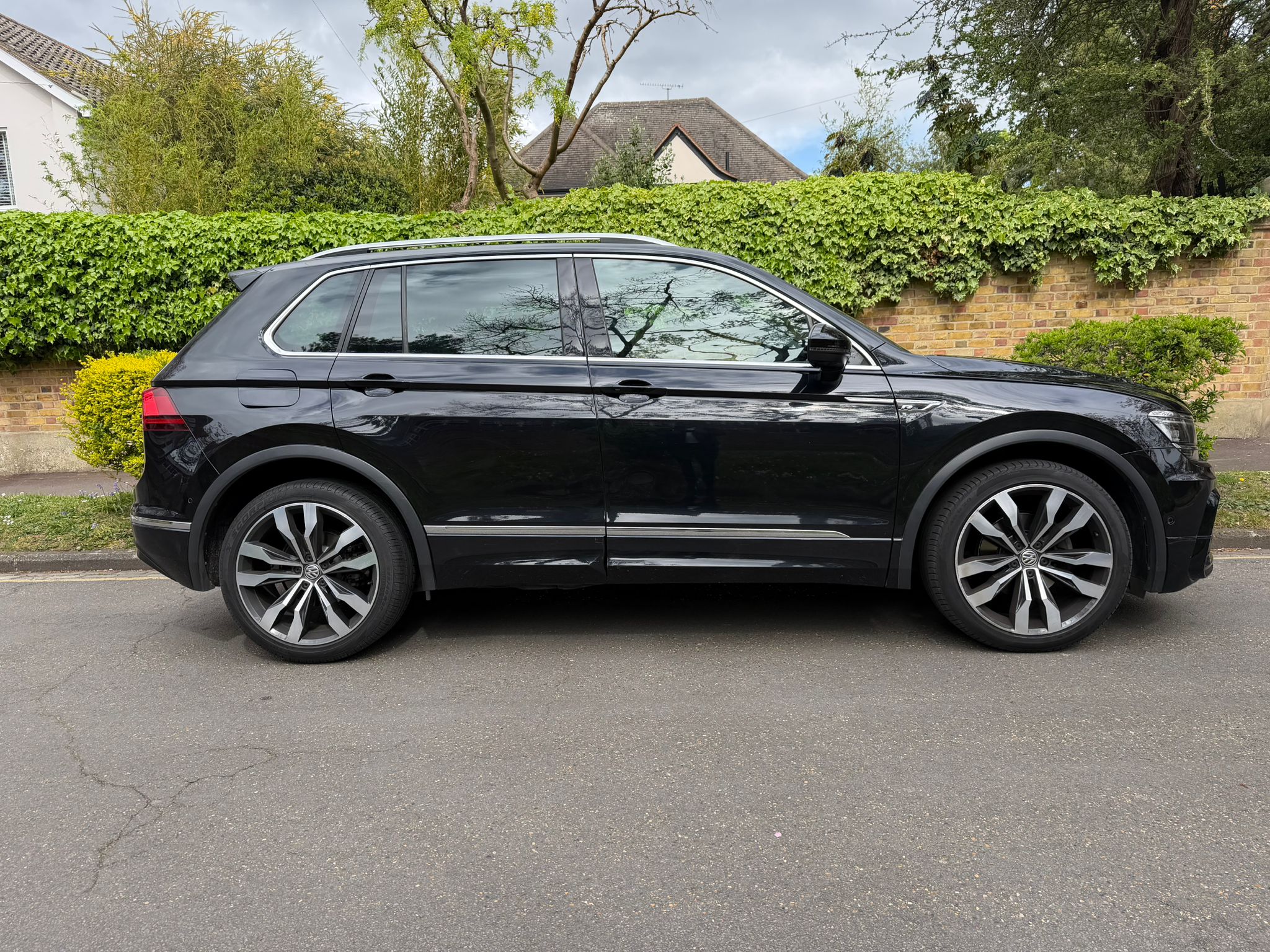 2019 VW Tiguan R-Line TSI  image 3