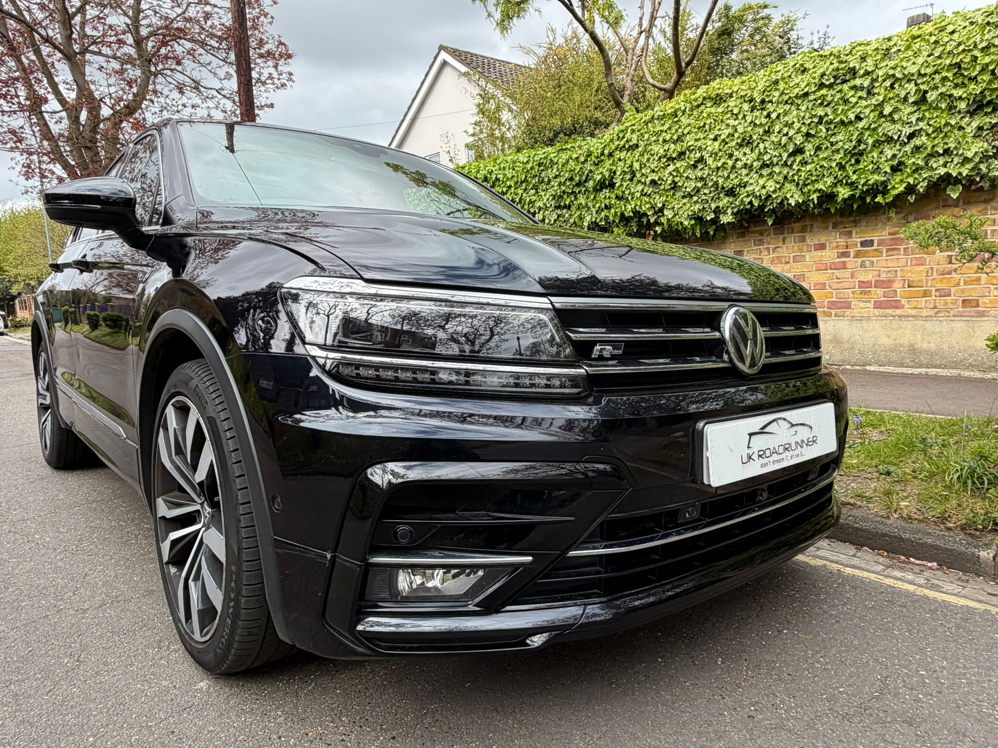 2019 VW Tiguan R-Line TSI  image 1