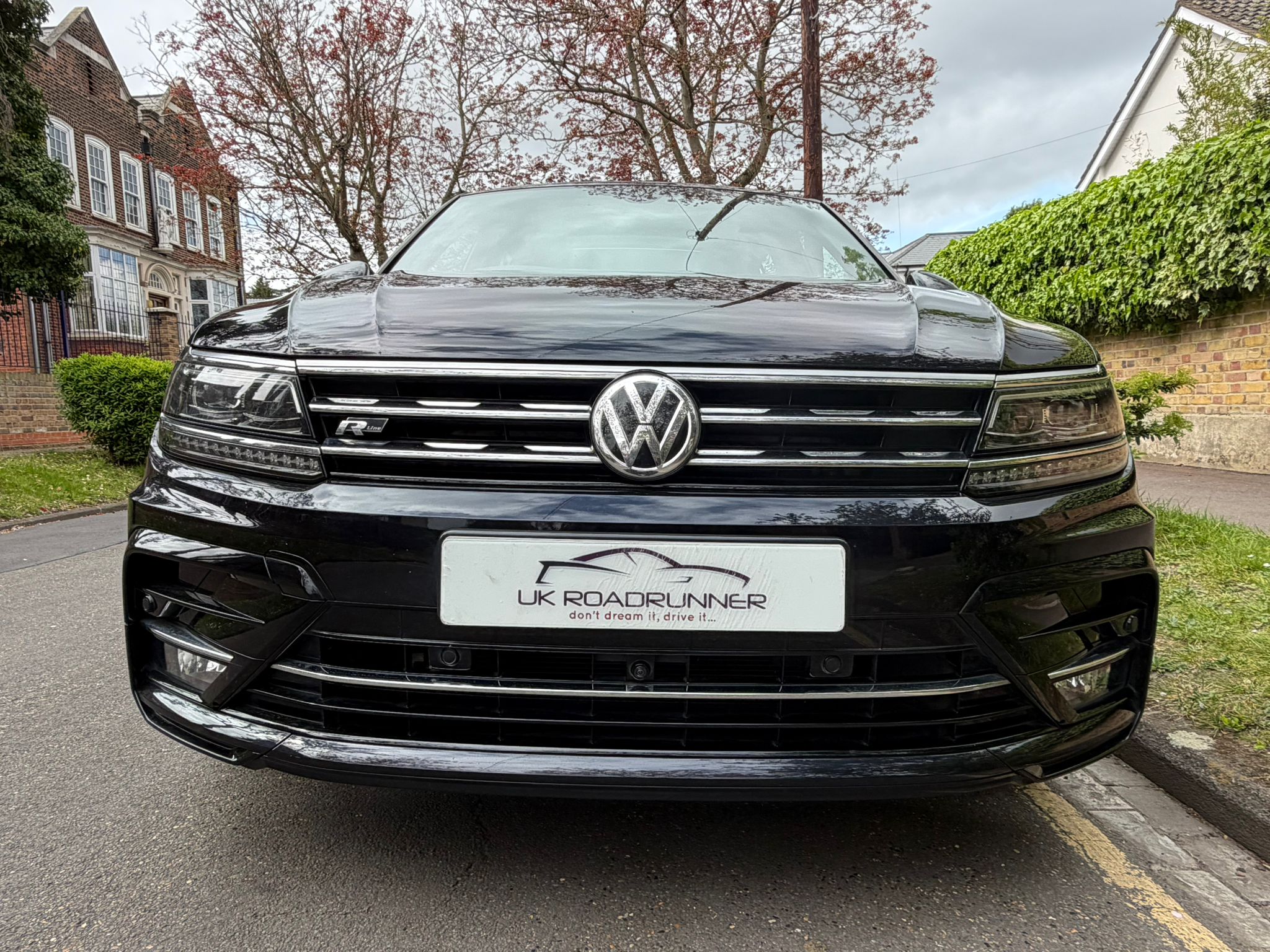 2019 VW Tiguan R-Line TSI  image 2