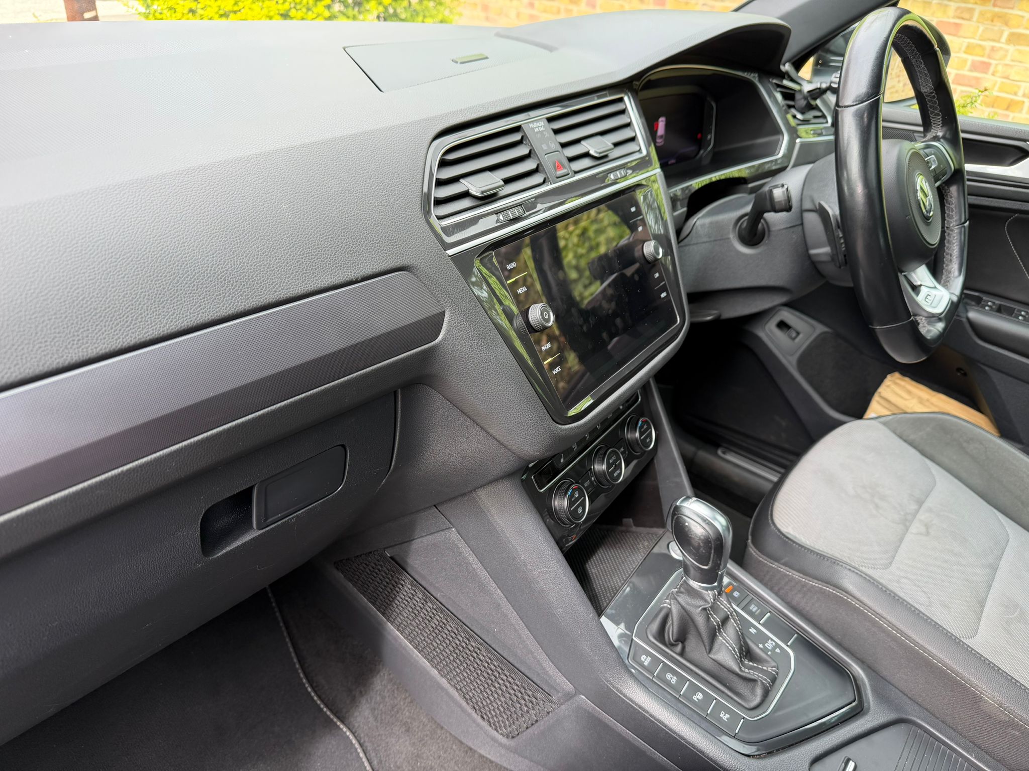 2019 VW Tiguan R-Line TSI  image 5