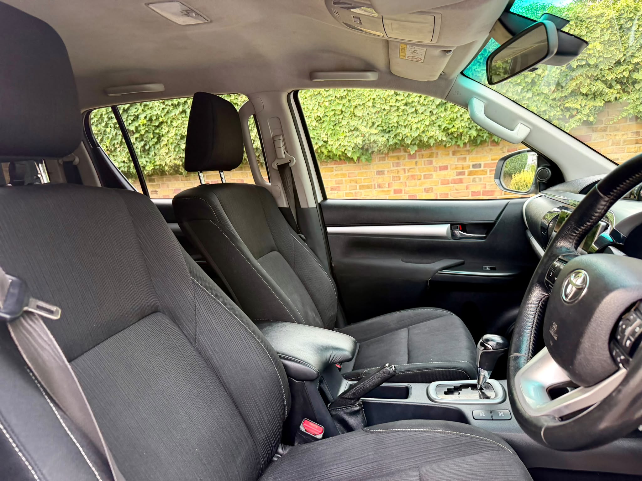 2020 Toyota Hilux DCab Invincible image 4