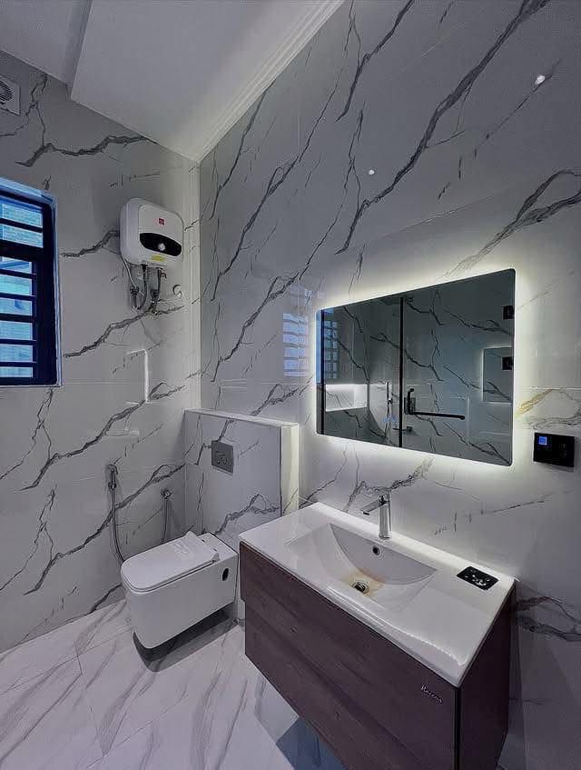 Luxury 4 Bedroom Duplex - image 3