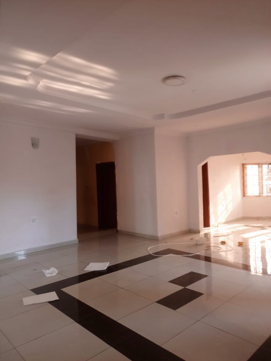 Sharp 2 bedroom flat - image 4