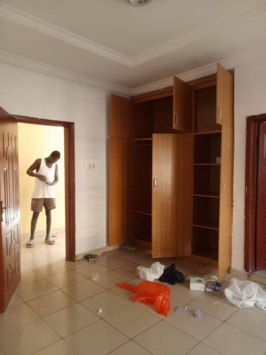 Sharp 2 bedroom flat - image 3