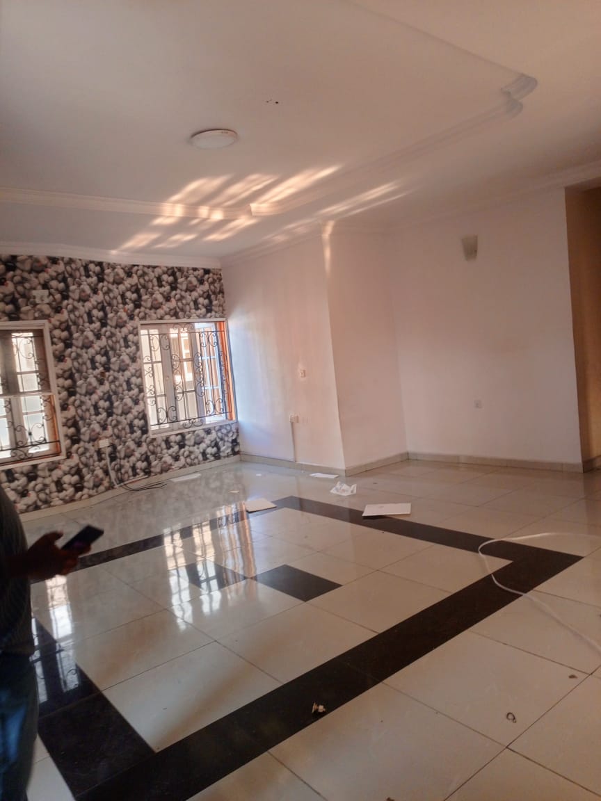 Sharp 2 bedroom flat - image 2