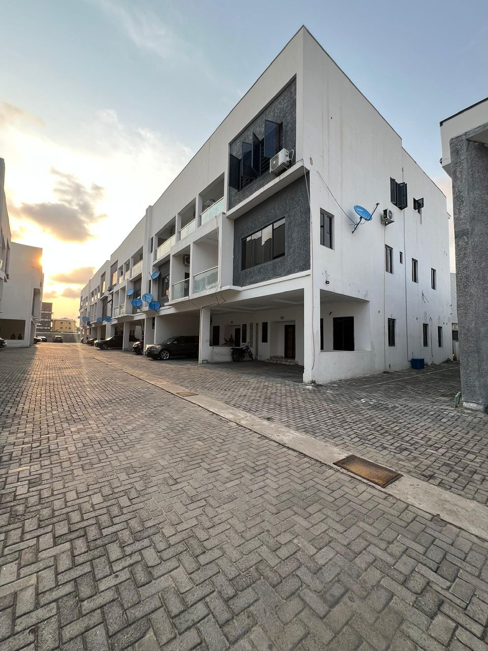  Fully Furnished 3 Bedroom Apartment  - image 5