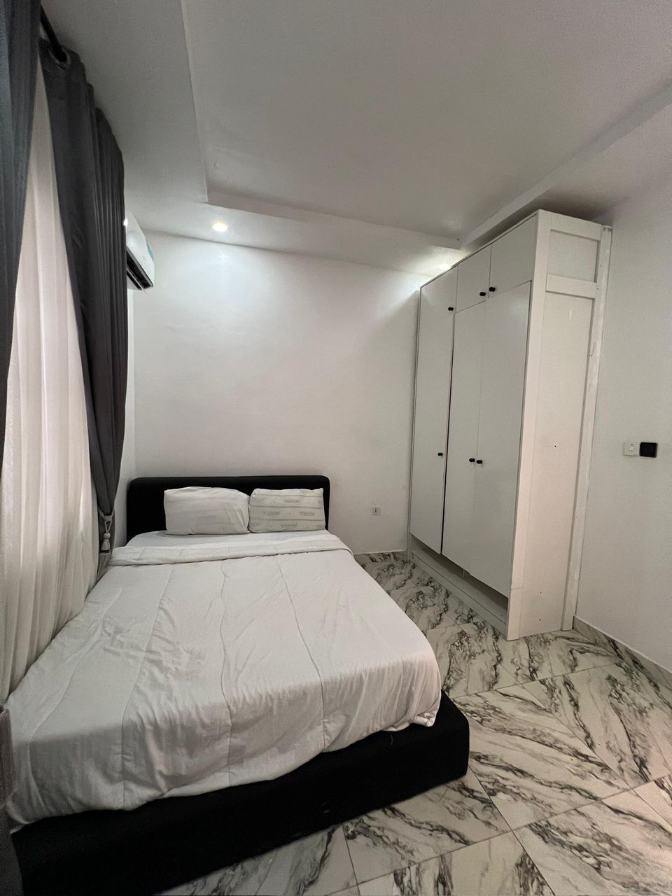  Fully Furnished 3 Bedroom Apartment  - image 3