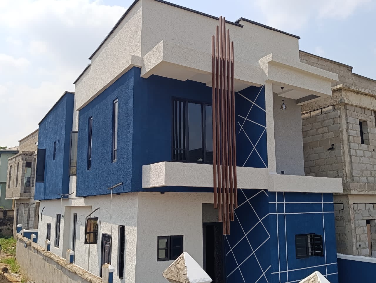 Tastefully finished 4 bedroom fully detached duplex  - image 1