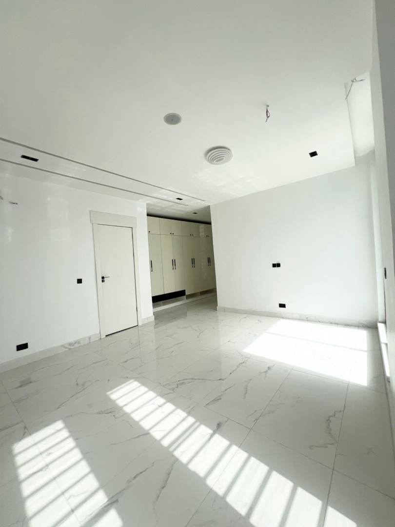 Some houses shout luxury. This one just quietly shows you - image 18