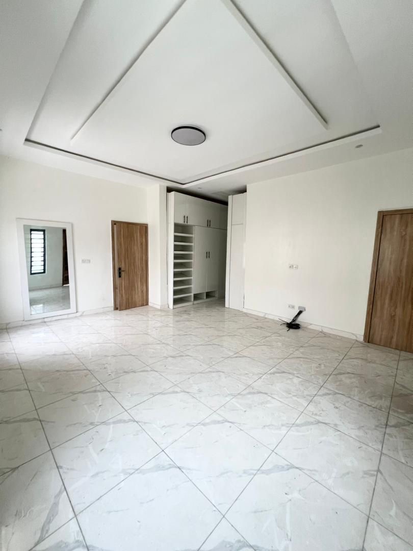 Some houses shout luxury. This one just quietly shows you - image 16