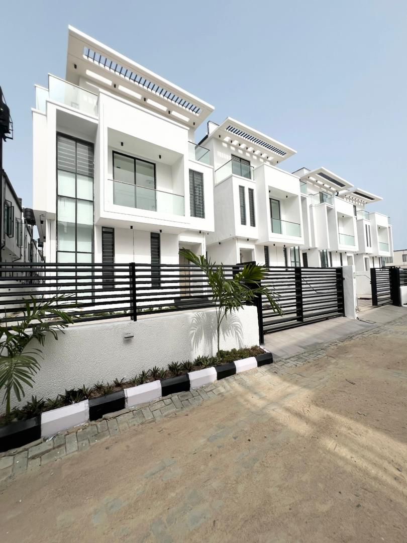 Some houses shout luxury. This one just quietly shows you - image 20