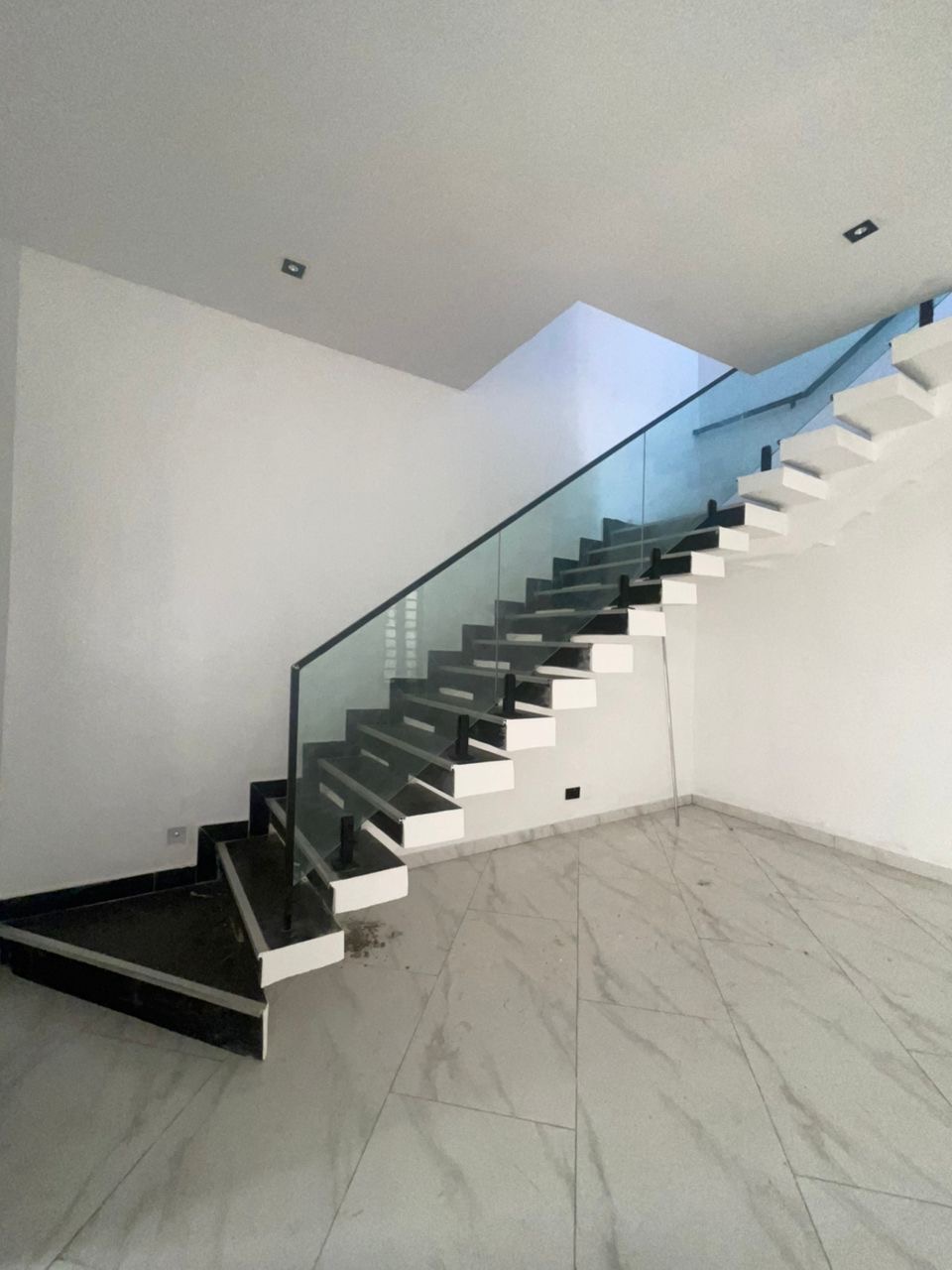 Rent comfort. Live luxury. - image 3
