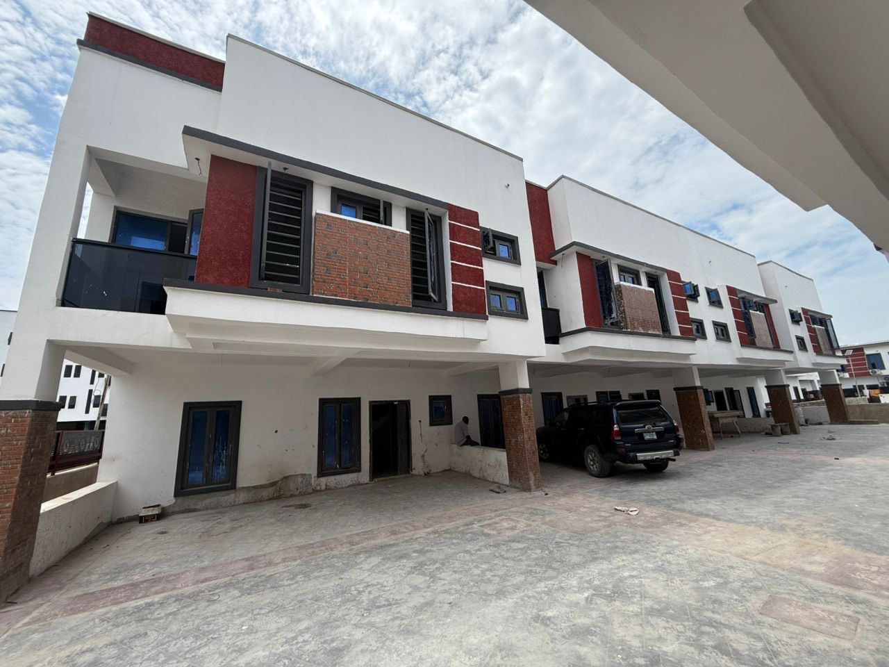 Looking for a modern home in a secure and serviced estate? This beautifully finished 4-bedroom terrace duplex offers comfort, functionality, and excellent value in one of Lekki’s most sought-after locations.