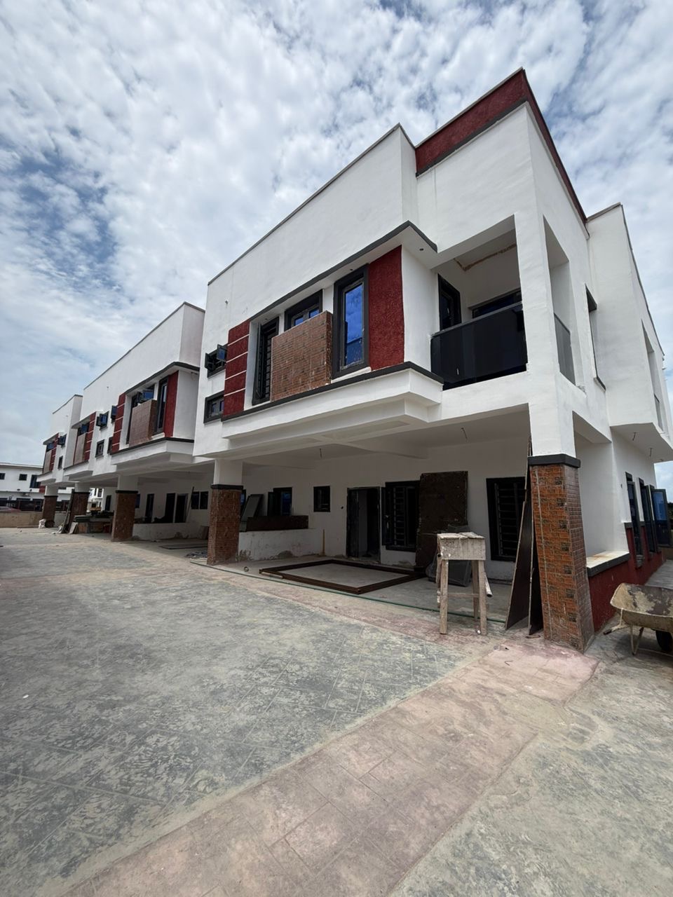 Looking for a modern home in a secure and serviced estate? This beautifully finished 4-bedroom terrace duplex offers comfort, functionality, and excellent value in one of Lekki’s most sought-after locations.