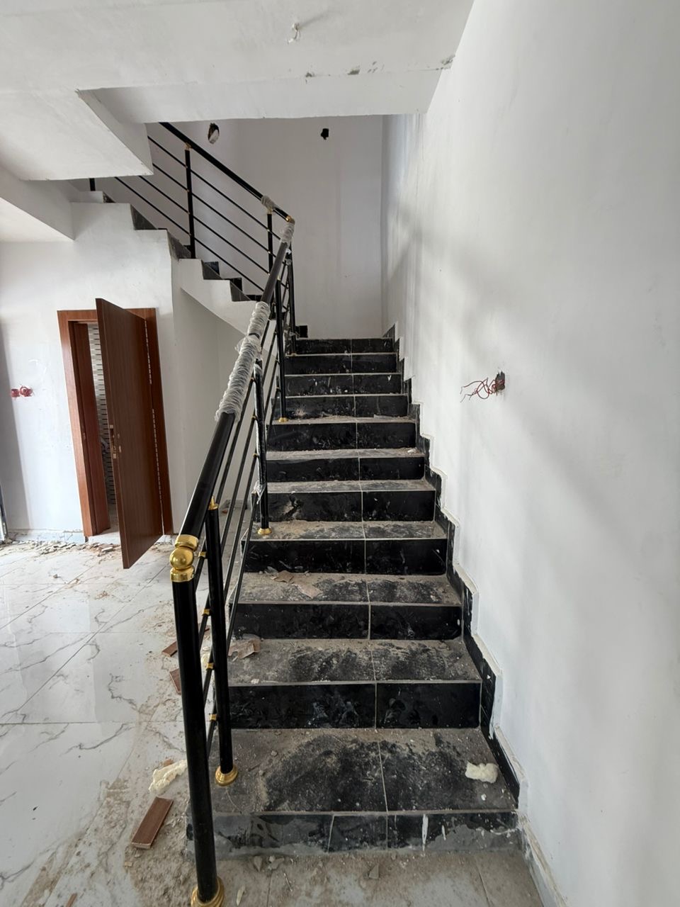Looking for a modern home in a secure and serviced estate? This beautifully finished 4-bedroom terrace duplex offers comfort, functionality, and excellent value in one of Lekki’s most sought-after locations.