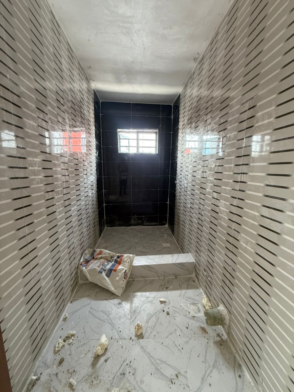 Looking for a modern home in a secure and serviced estate? This beautifully finished 4-bedroom terrace duplex offers comfort, functionality, and excellent value in one of Lekki’s most sought-after locations.