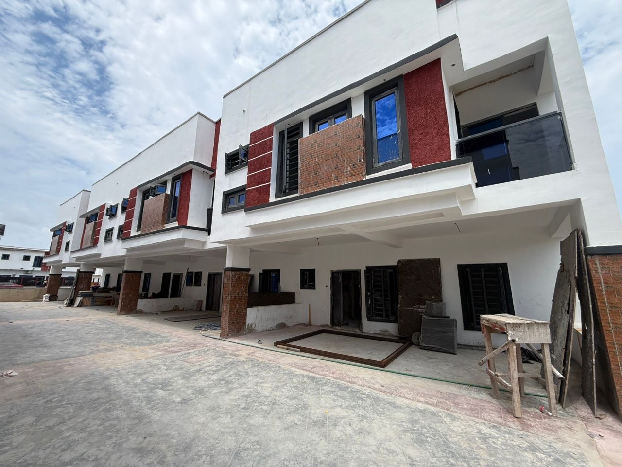 Looking for a modern home in a secure and serviced estate? This beautifully finished 4-bedroom terrace duplex offers comfort, functionality, and excellent value in one of Lekki’s most sought-after locations.