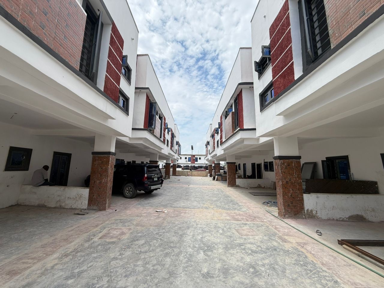 Looking for a modern home in a secure and serviced estate? This beautifully finished 4-bedroom terrace duplex offers comfort, functionality, and excellent value in one of Lekki’s most sought-after locations.