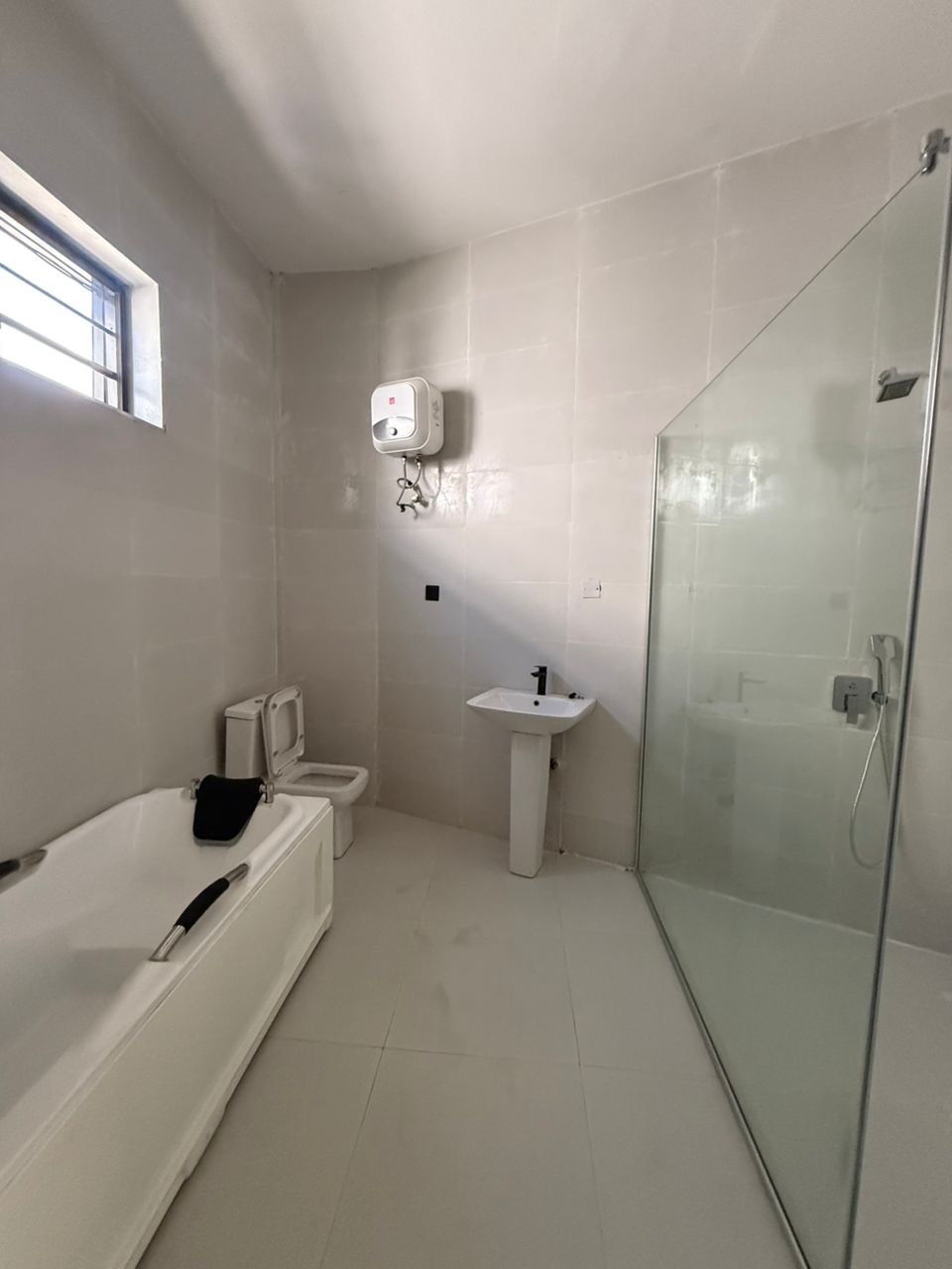 🚨 JUST 1 UNIT LEFT! 🚨 A rare opportunity to own a beautifully finished detached home in a secure estate within one of Lekki’s most desirable residential locations.