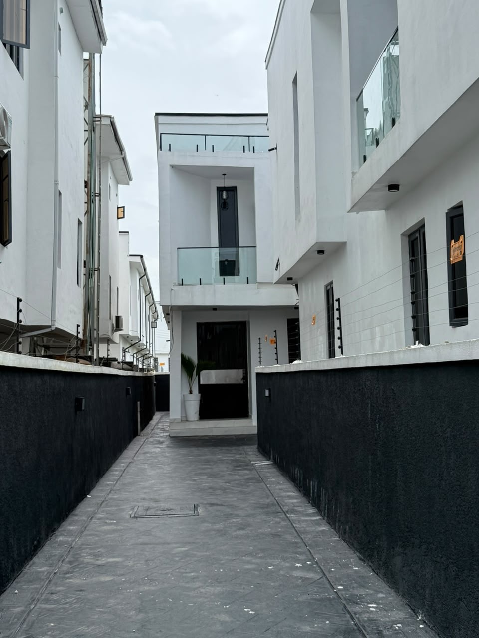 Whether you’re searching for your family home or a property with excellent investment potential, this duplex offers exceptional value in a prime Ikota location.