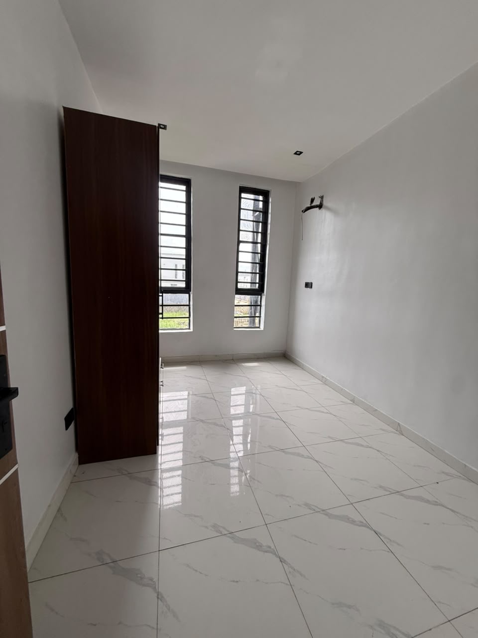 Whether you’re searching for your family home or a property with excellent investment potential, this duplex offers exceptional value in a prime Ikota location.