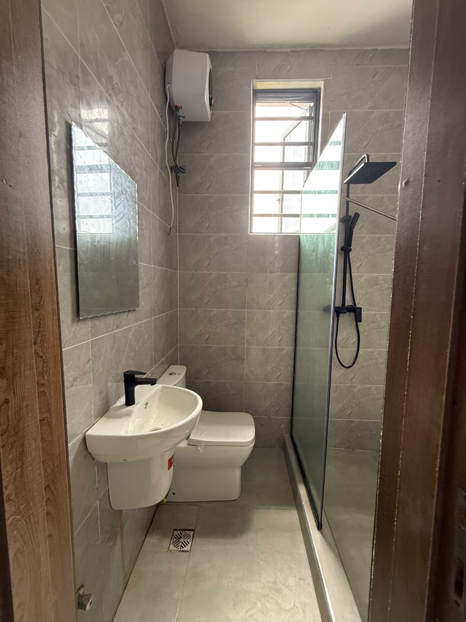 Whether you’re searching for your family home or a property with excellent investment potential, this duplex offers exceptional value in a prime Ikota location.