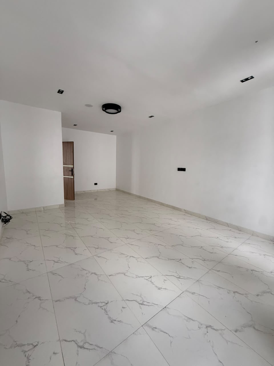 Whether you’re searching for your family home or a property with excellent investment potential, this duplex offers exceptional value in a prime Ikota location.