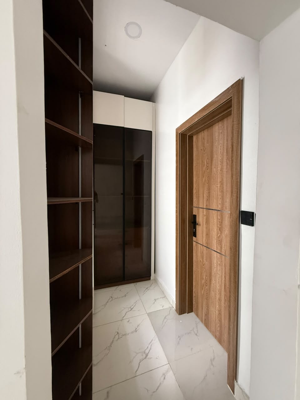 Whether you’re searching for your family home or a property with excellent investment potential, this duplex offers exceptional value in a prime Ikota location.