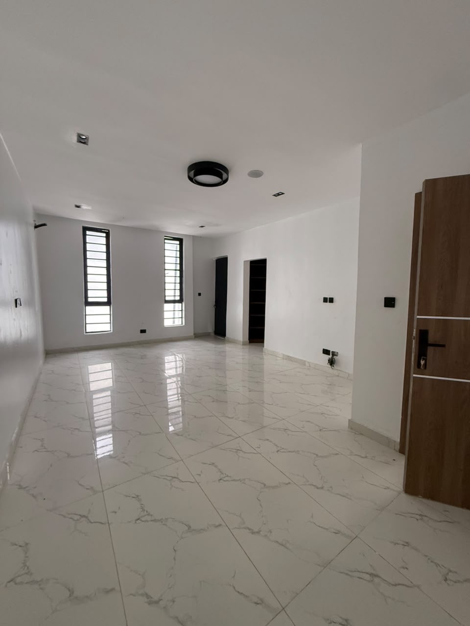 Whether you’re searching for your family home or a property with excellent investment potential, this duplex offers exceptional value in a prime Ikota location.