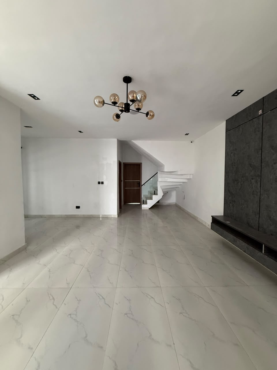 Whether you’re searching for your family home or a property with excellent investment potential, this duplex offers exceptional value in a prime Ikota location.