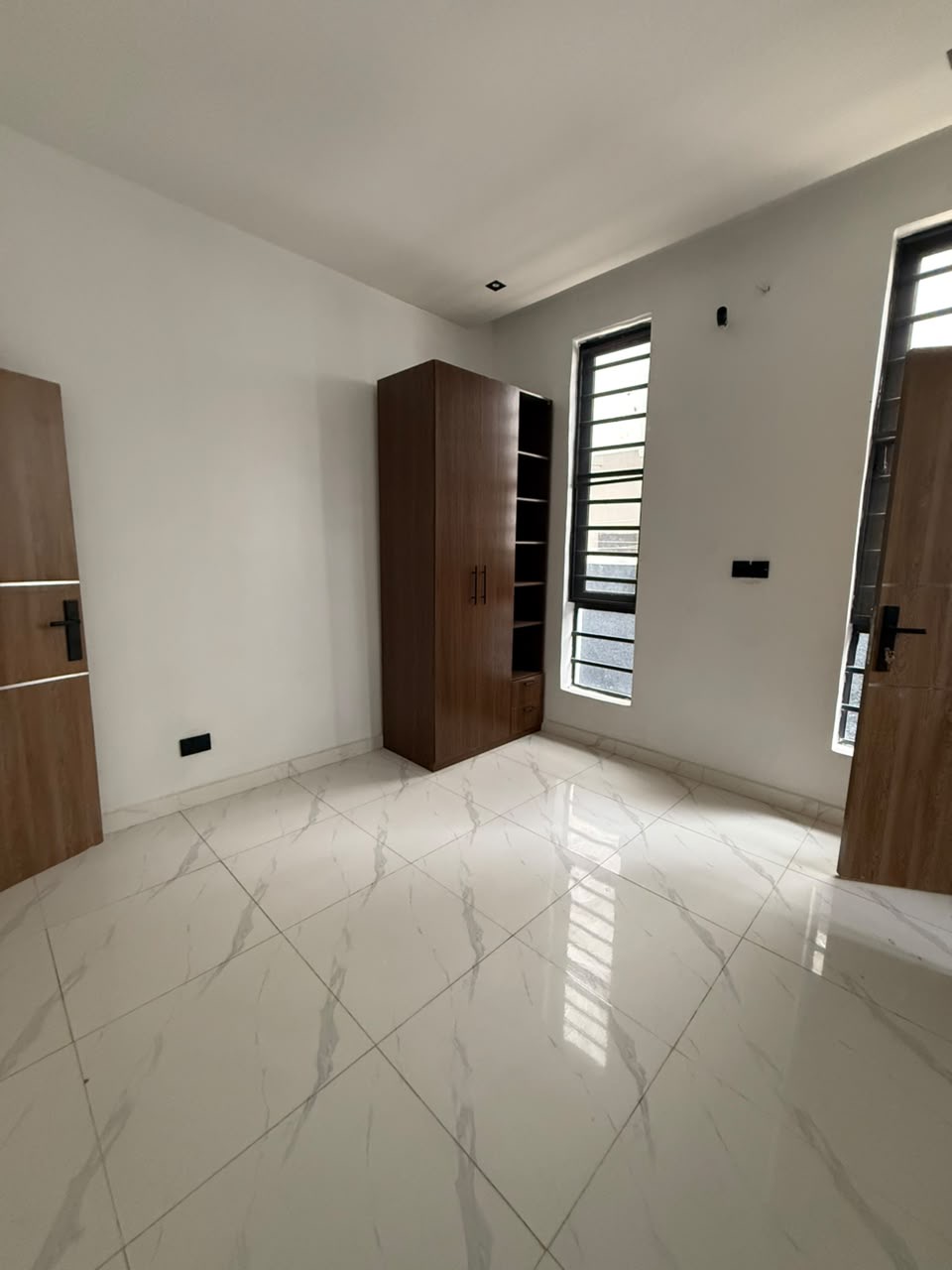 Whether you’re searching for your family home or a property with excellent investment potential, this duplex offers exceptional value in a prime Ikota location.