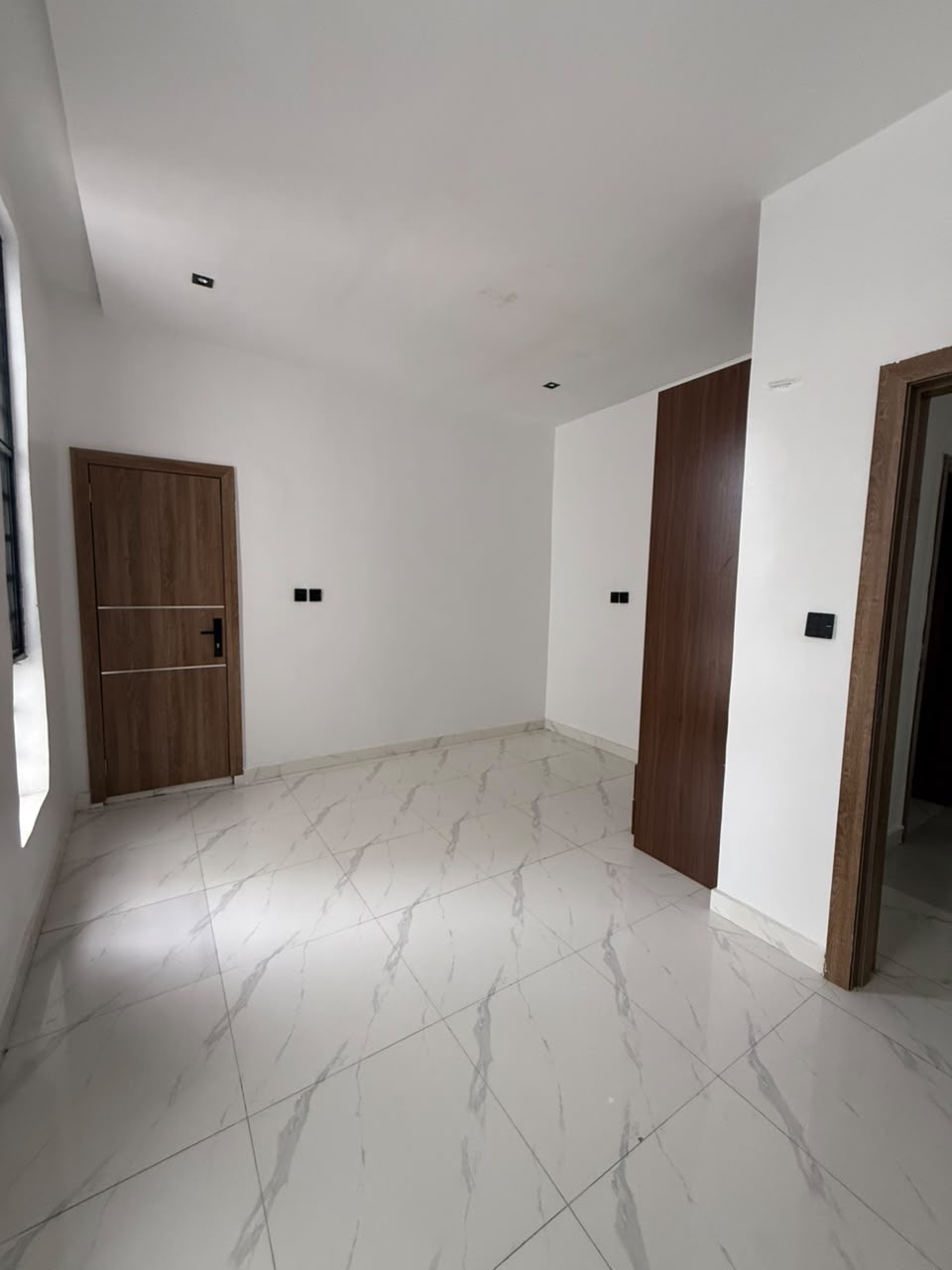Whether you’re searching for your family home or a property with excellent investment potential, this duplex offers exceptional value in a prime Ikota location.