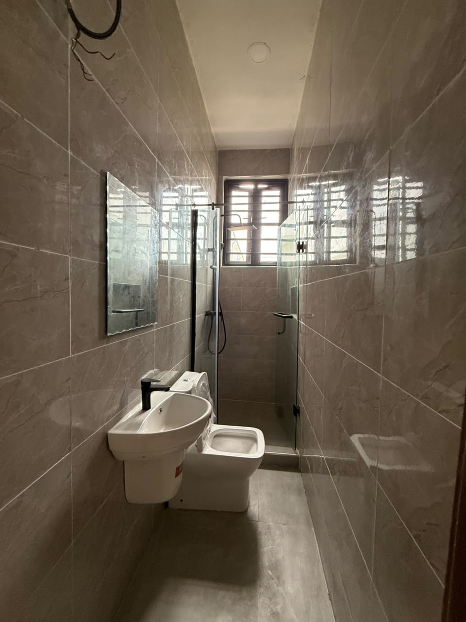 Whether you’re searching for your family home or a property with excellent investment potential, this duplex offers exceptional value in a prime Ikota location.