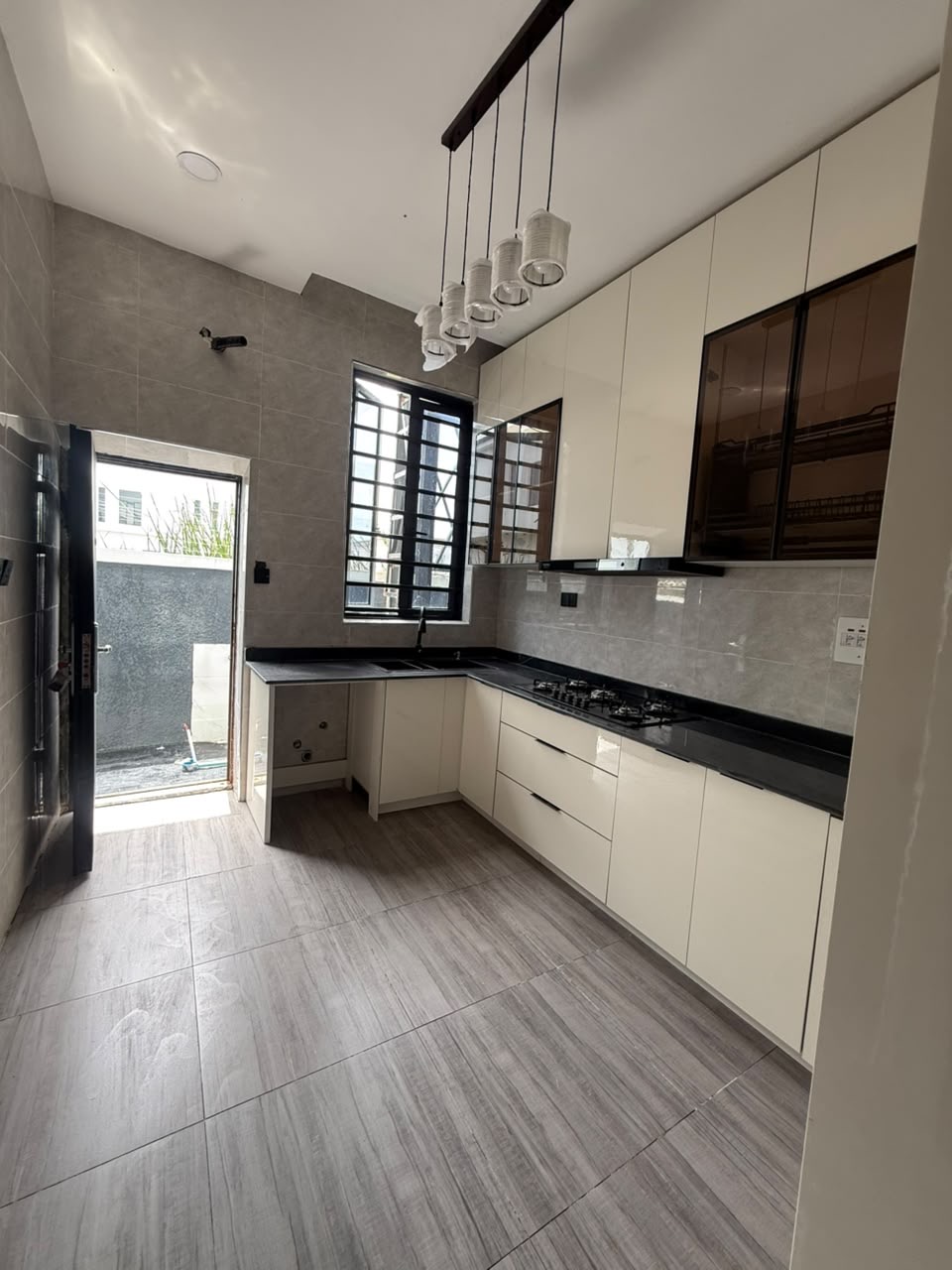 Whether you’re searching for your family home or a property with excellent investment potential, this duplex offers exceptional value in a prime Ikota location.