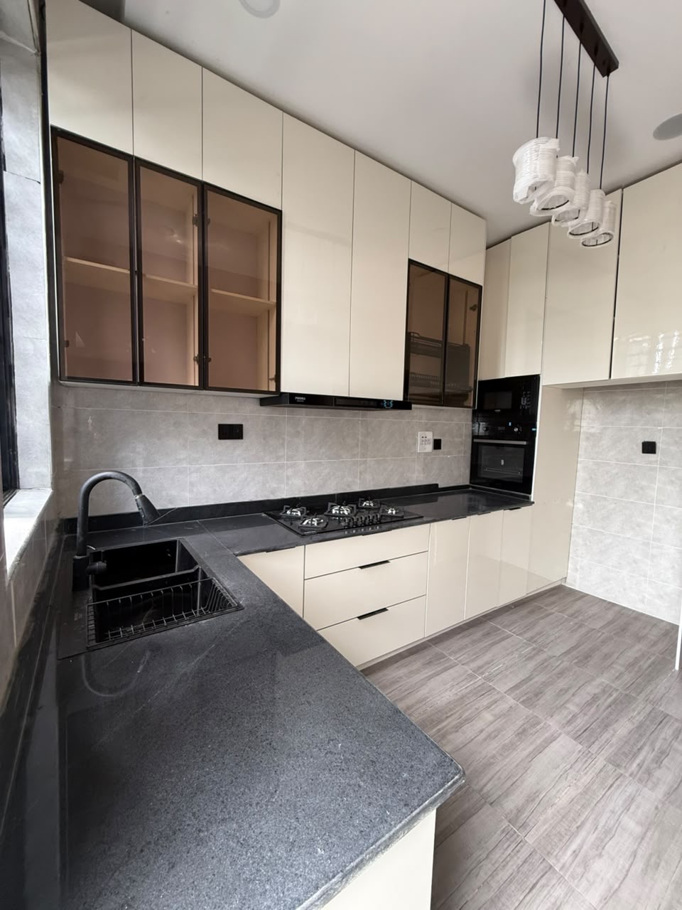 Whether you’re searching for your family home or a property with excellent investment potential, this duplex offers exceptional value in a prime Ikota location.