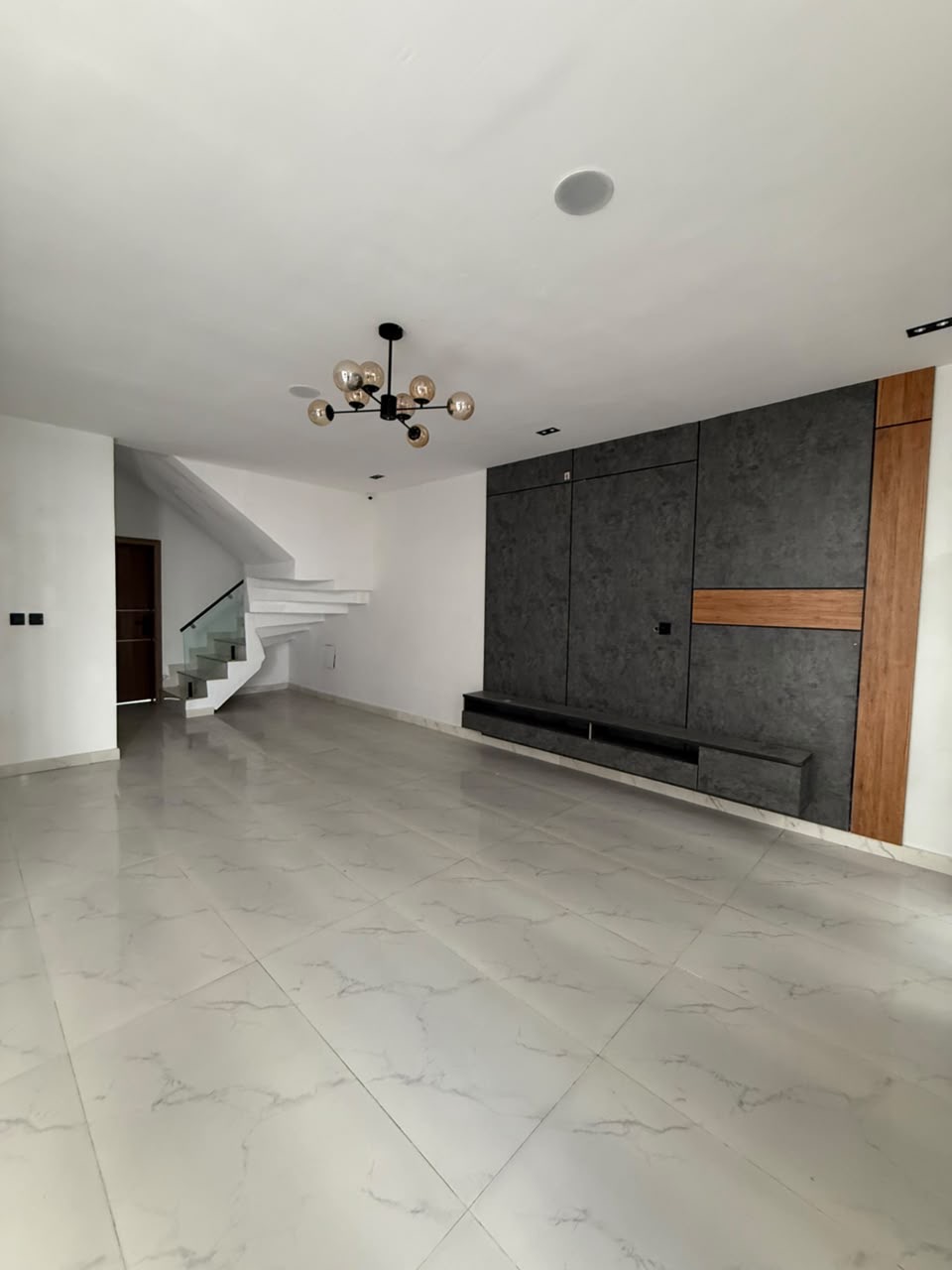 Whether you’re searching for your family home or a property with excellent investment potential, this duplex offers exceptional value in a prime Ikota location.