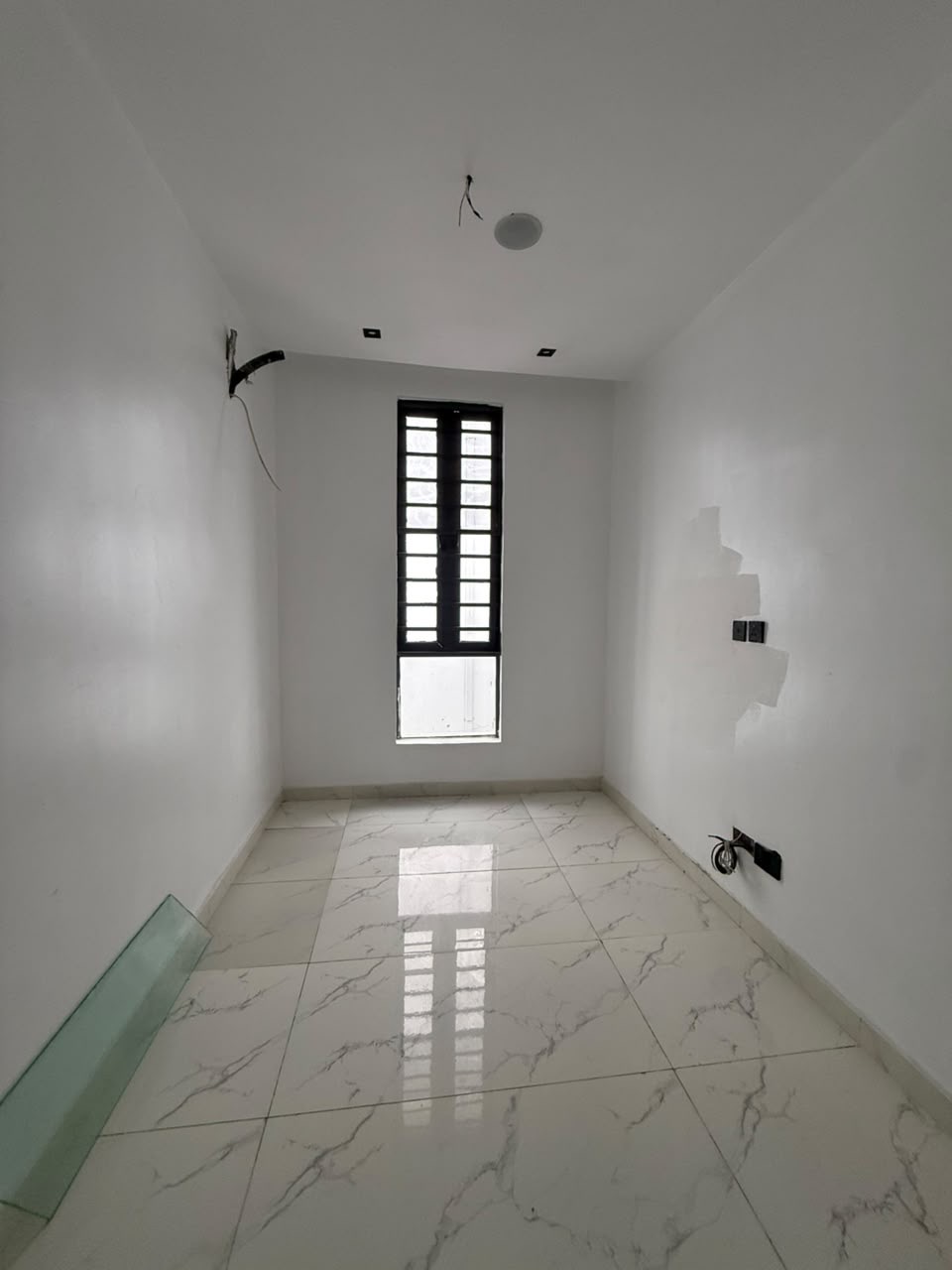 Whether you’re searching for your family home or a property with excellent investment potential, this duplex offers exceptional value in a prime Ikota location.