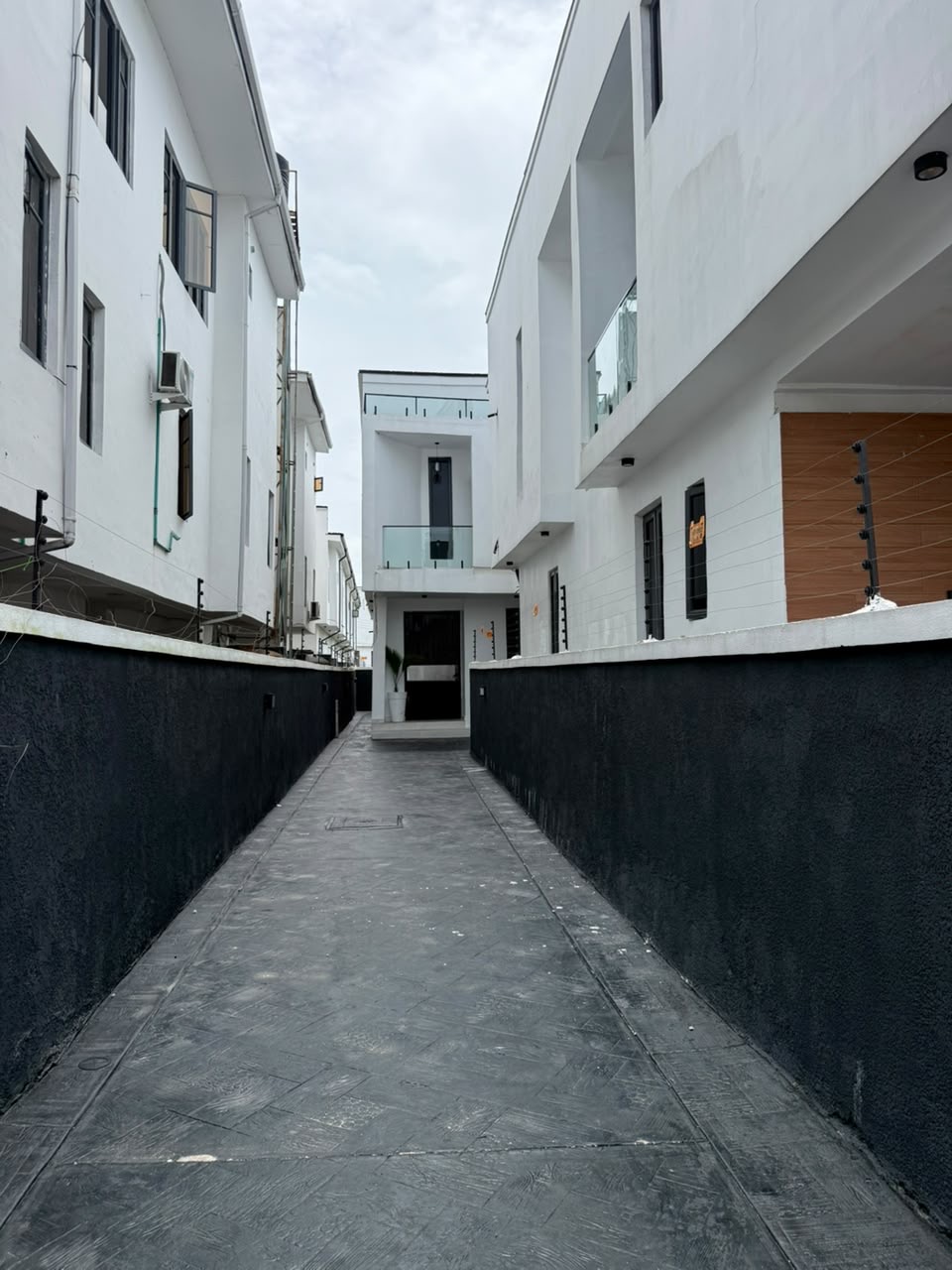 Whether you’re searching for your family home or a property with excellent investment potential, this duplex offers exceptional value in a prime Ikota location.
