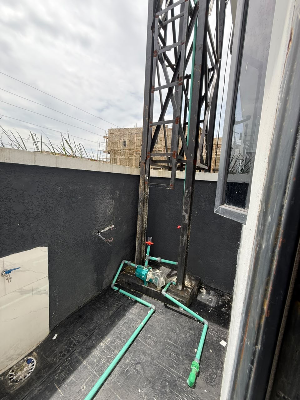 Whether you’re searching for your family home or a property with excellent investment potential, this duplex offers exceptional value in a prime Ikota location.