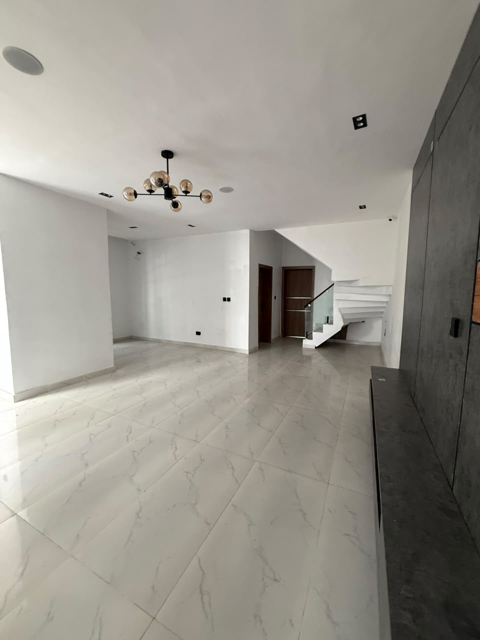 Whether you’re searching for your family home or a property with excellent investment potential, this duplex offers exceptional value in a prime Ikota location.
