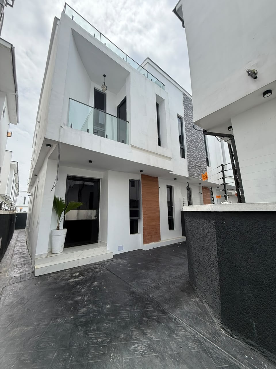 Whether you’re searching for your family home or a property with excellent investment potential, this duplex offers exceptional value in a prime Ikota location.