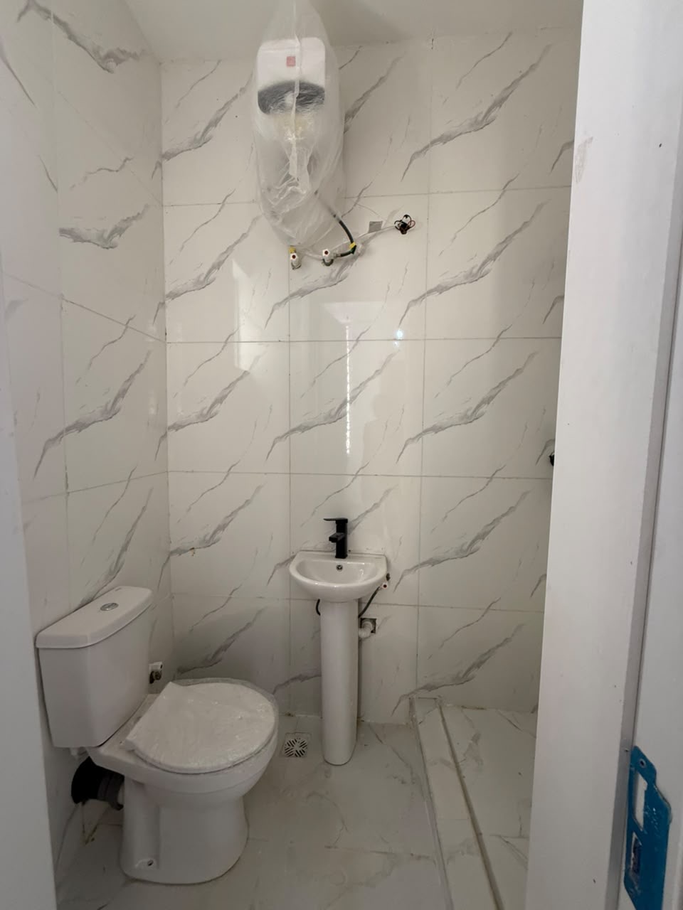 This property offers comfort, functionality, and excellent value in a secure and fast-appreciating neighborhood.