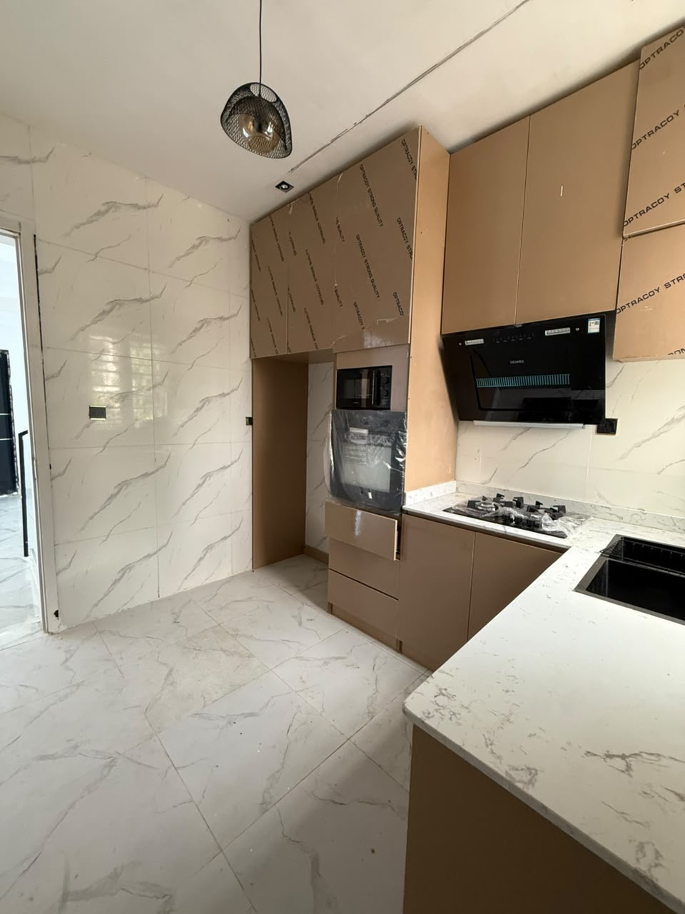 This property offers comfort, functionality, and excellent value in a secure and fast-appreciating neighborhood.