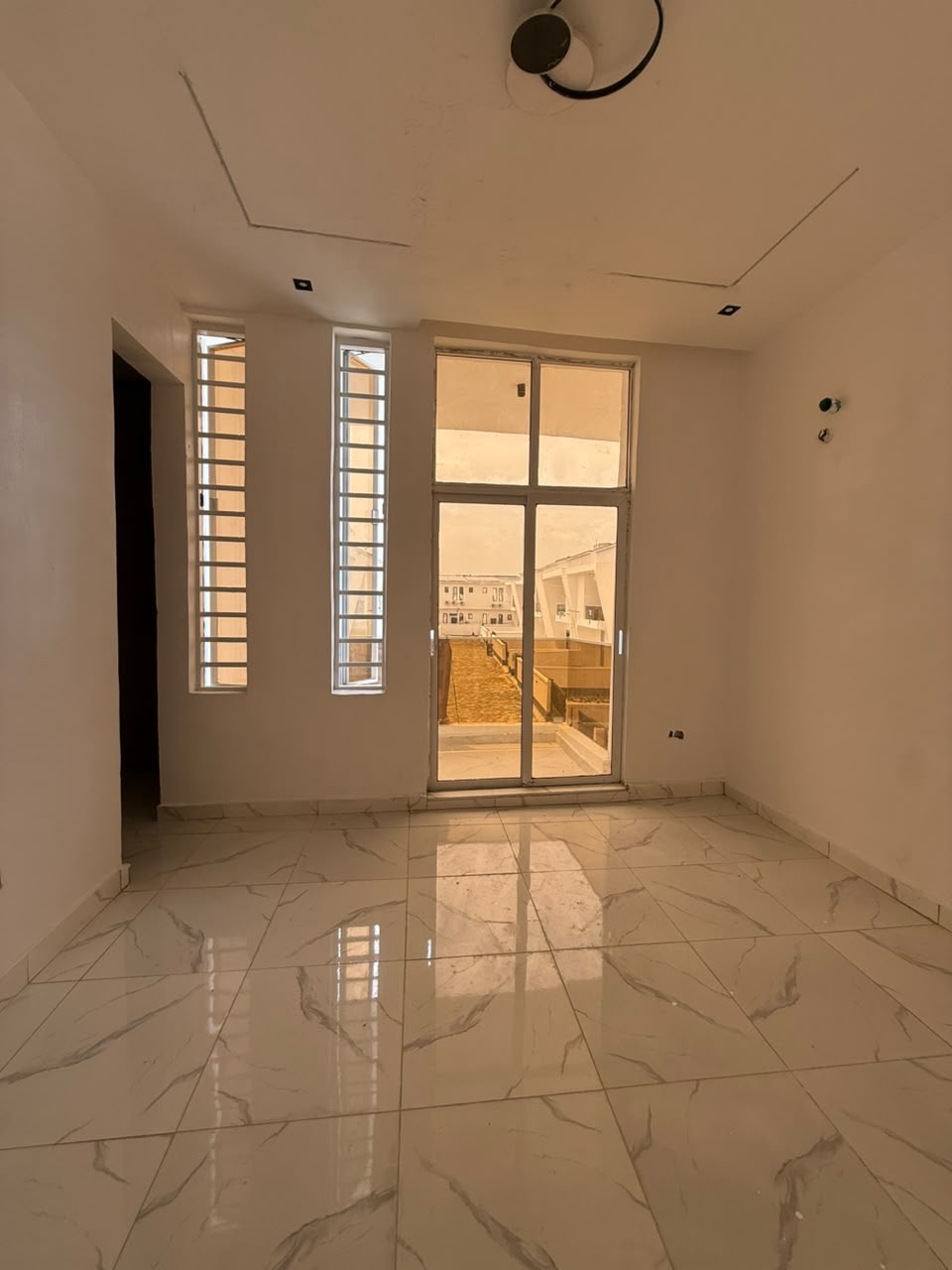 This property offers comfort, functionality, and excellent value in a secure and fast-appreciating neighborhood.